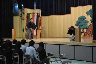袴狂言～盆山～の様子です