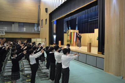 ワークショップで狂言の振りを体験しています