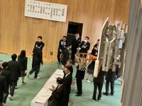 先生方がハイタッチで見送ります