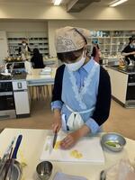 サラダのじゃがいもをさいの目切りにしています